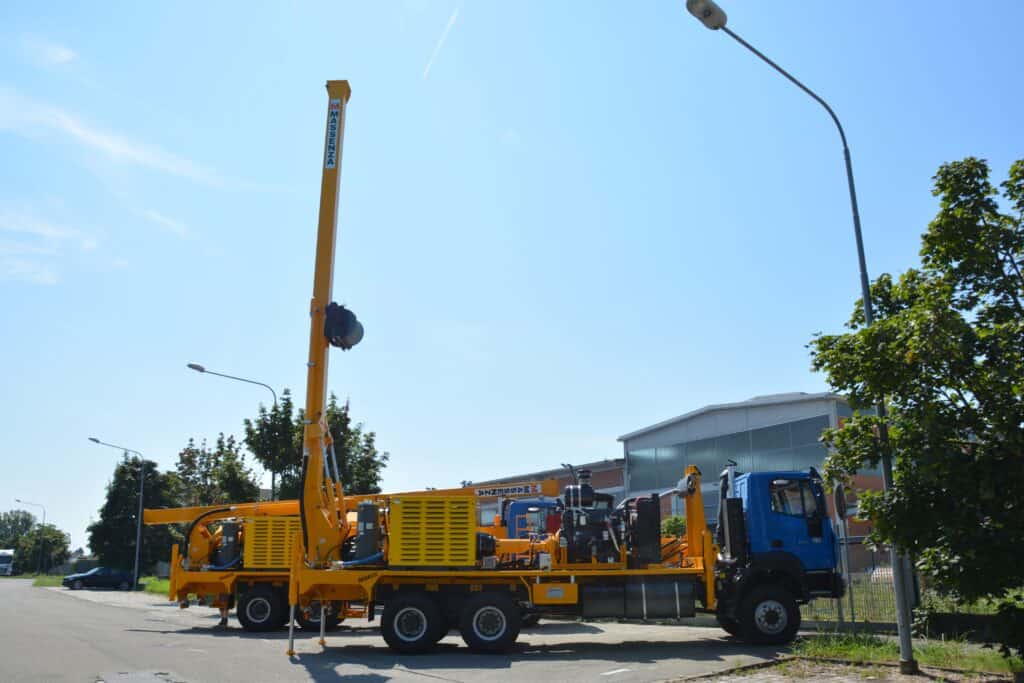 2701_2702 Massenza Drilling Rigs service and rehabilitation rig for water wells - MSR