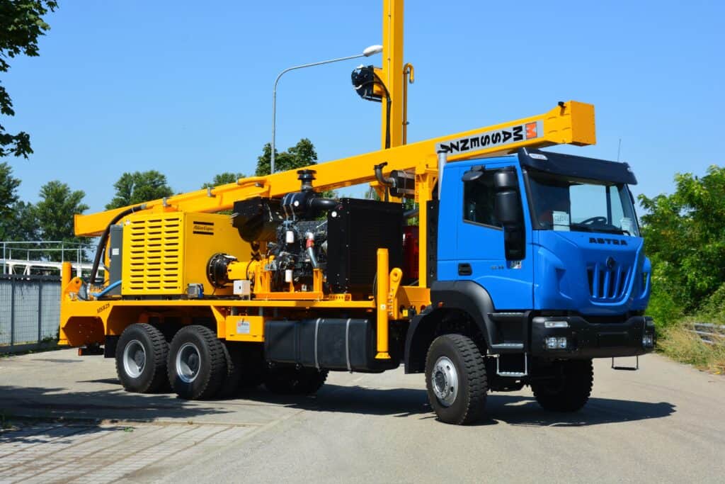 2701_2702 Massenza Drilling Rigs service and rehabilitation rig for water wells - MSR